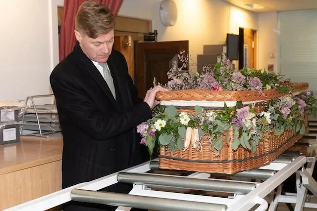 Funeral assistant